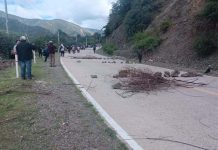 Comunarios reinstalan bloqueo en la carretera Sucre-Cochabamba