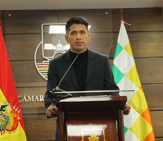 Andrónico puede ganar en primera y segunda vuelta si la oposición va por separado