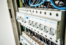 Defensoría del Pueblo interviene ante denuncias por cortes de energía y daños a equipos en Sucre