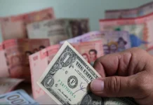 El dólar paralelo supera los Bs 10 mientras el Gobierno proyecta una caída del tipo de cambio