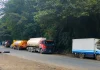 Bloqueos en rutas de La Paz generan retrasos en la logística de YPFB