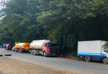 Bloqueos en rutas de La Paz generan retrasos en la logística de YPFB