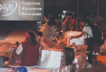 Familias hacen hasta ocho días de fila y en vez de maletas transportan alimentos