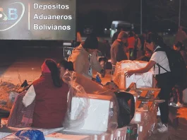 Familias hacen hasta ocho días de fila y en vez de maletas transportan alimentos