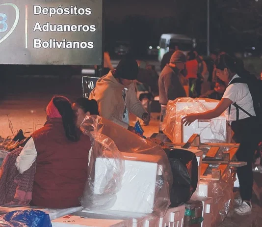 Familias hacen hasta ocho días de fila y en vez de maletas transportan alimentos