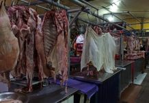 La carne de pollo y cerdo se reajustan por la crisis social