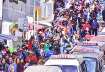 Paceños hacen fila para comprar el kilo de pollo a Bs 18 en Emapa; EEUU cubre transporte en avión