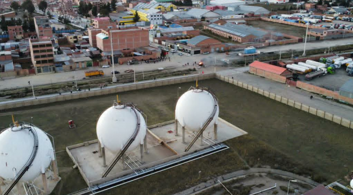 b_61428_bloqueadores-cercan-la-planta-de-senkata-e-interrumpen-la-salida-de-las-pocas-cisternas-que-pasaron-el-fin-de-semana-1