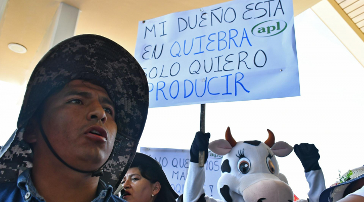 b_62197_lecheros-protestan-contra-los-bloqueos-en-el-aeropuerto-de-cochabamba-1