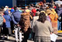 Largas filas e incidentes; el drama de familias que buscan adquirir pollo en Emapa